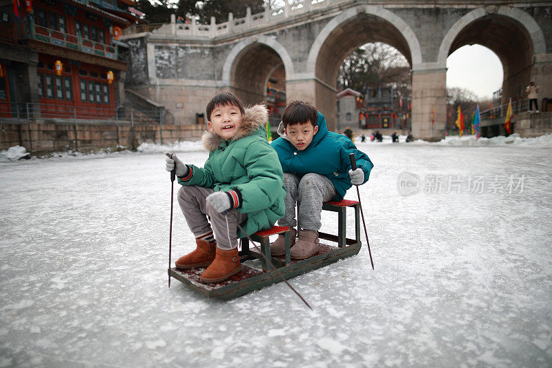 在北京的颐和园里，孩子们在湖上结冰，享受滑雪、滑冰、冰上自行车的乐趣。