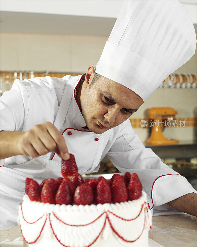 厨师在做草莓蛋糕