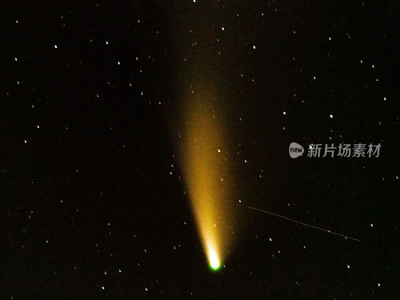 康沃尔格里本头上空的Neowise彗星