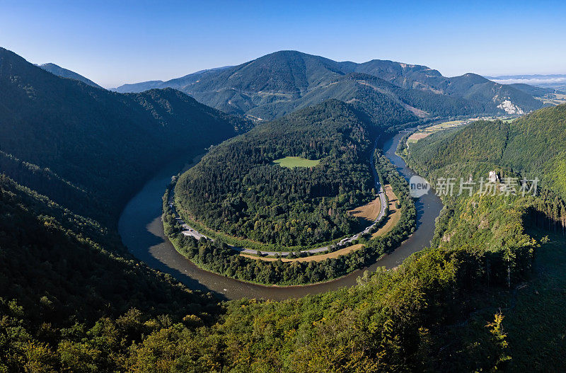 空中全景图的多马斯基蜿蜒在瓦格河，斯洛伐克