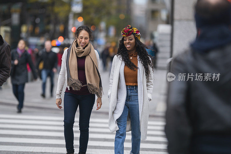 在安大略省多伦多市中心过马路的女性朋友