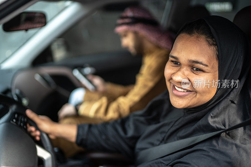 阿拉伯中东女人开车