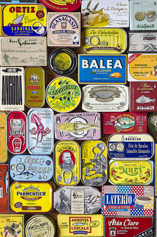 经典和复古的包装设计的鱼类罐头的选择。