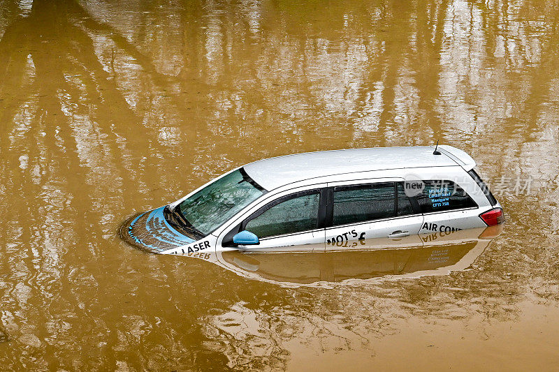 南威尔士一场暴风雨过后，汽车被洪水淹没