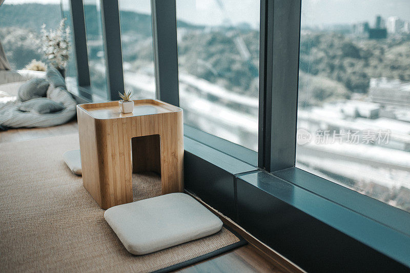 日式卧室设置桌子，榻榻米和靠垫旁边的窗户简单的生活