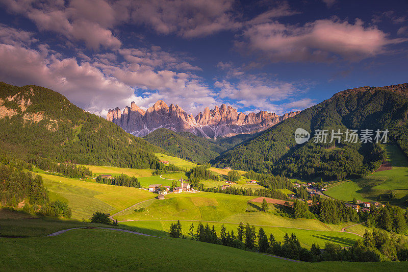 意大利阿尔卑斯山Dolomites，田园诗般的圣玛格达莱纳风景和日落教堂