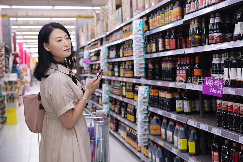 中年女性在超市购物