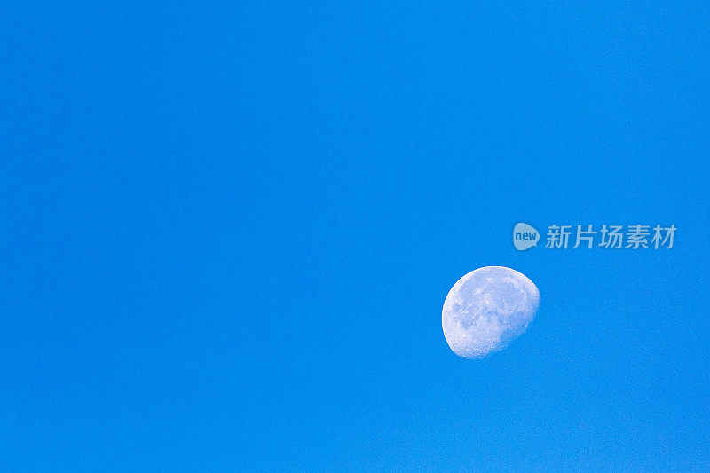 晨光初现，月亮依然映衬着湛蓝的天空。