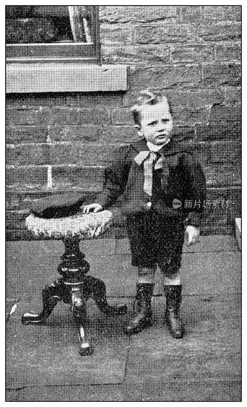 古董点印黑白照片:小男孩