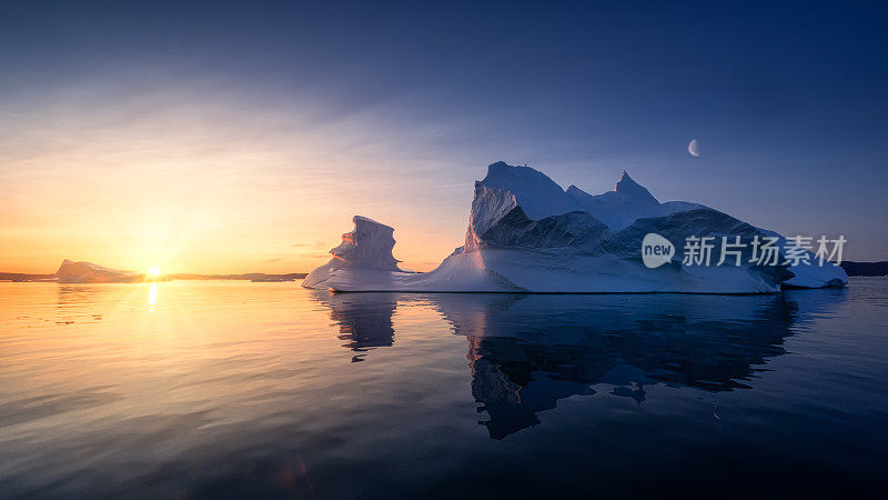在月黑风高的极地夜晚，落日的余晖中漂浮着冰川