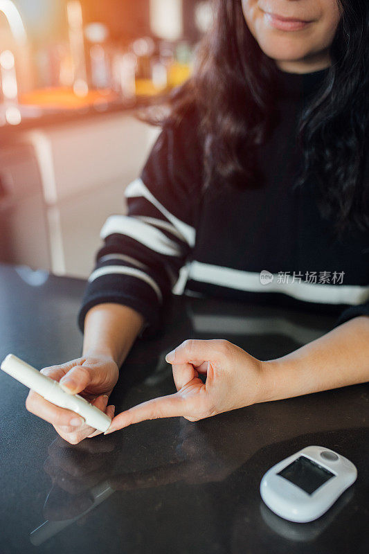 女性测量血糖水平