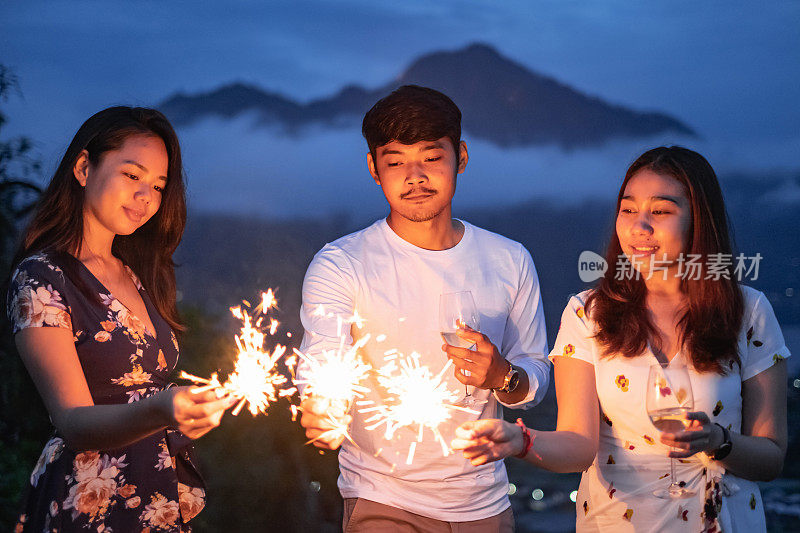 一群印尼朋友在山上庆祝除夕