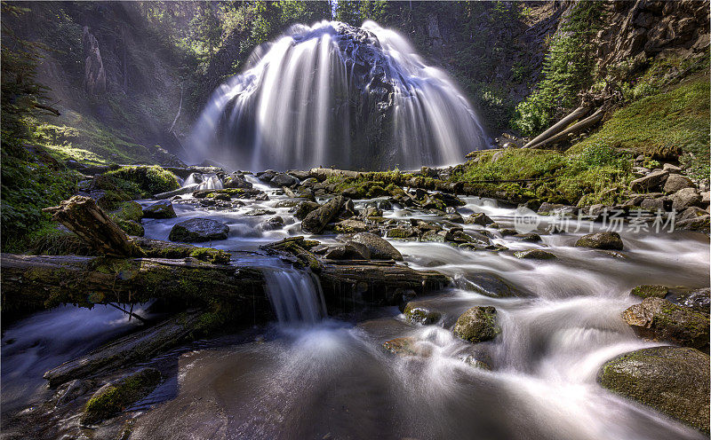 丘什瀑布位于俄勒冈州中部喀斯喀特山脉的德舒特国家森林的三姐妹荒野中