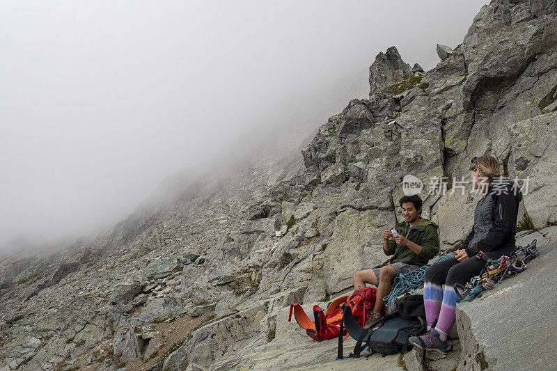 登山运动员喜欢在山脊上吃点心