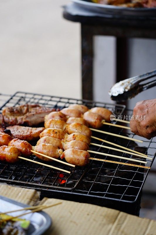 泰国香肠，猪肉末，米饭。混合在一起