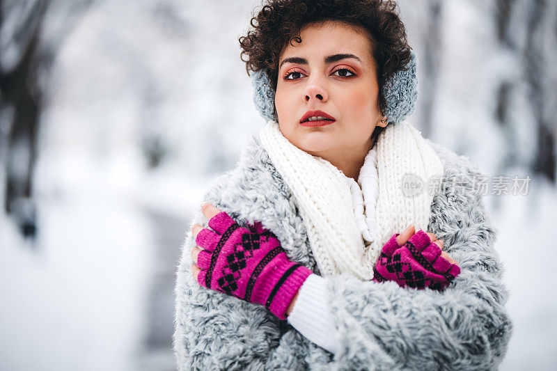 雪中的女人