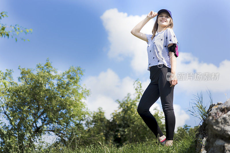 一位美丽的年轻女子在山里散步