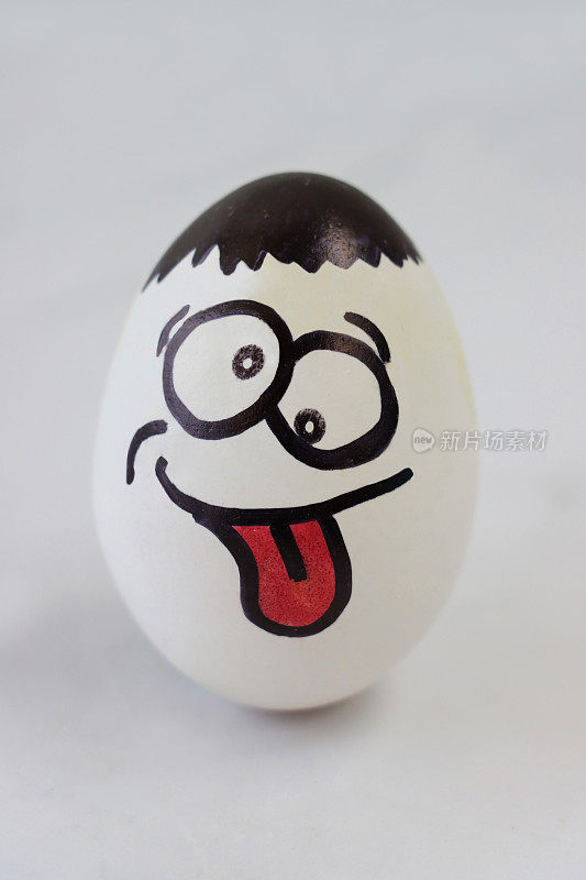 画在煮鸡蛋上的卡通脸，表现出愚蠢和愚蠢