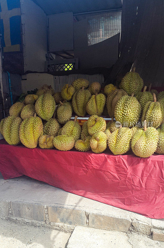 泰国苏梅岛市场的榴莲水果摊