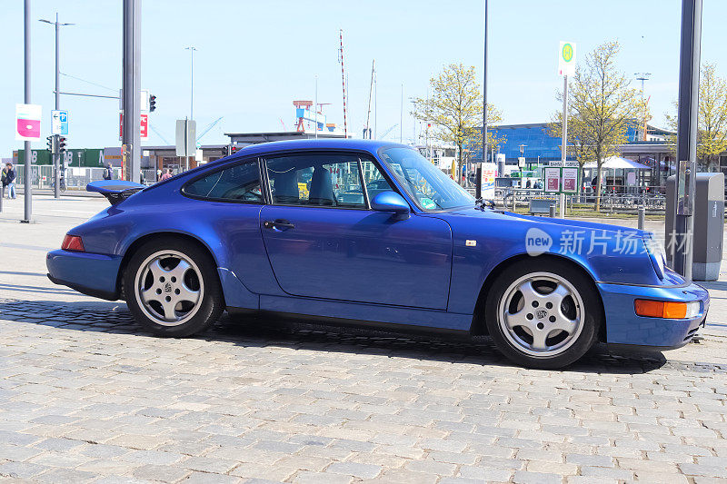 在基尔市，一辆蓝色保时捷911跑车的近景