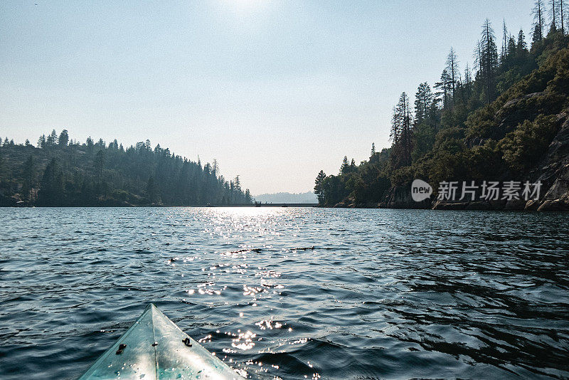美国西南部夏季旅游:在湖泊休闲区划独木舟