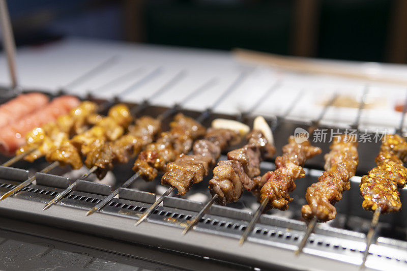 餐馆里烤肉架上的烤肉