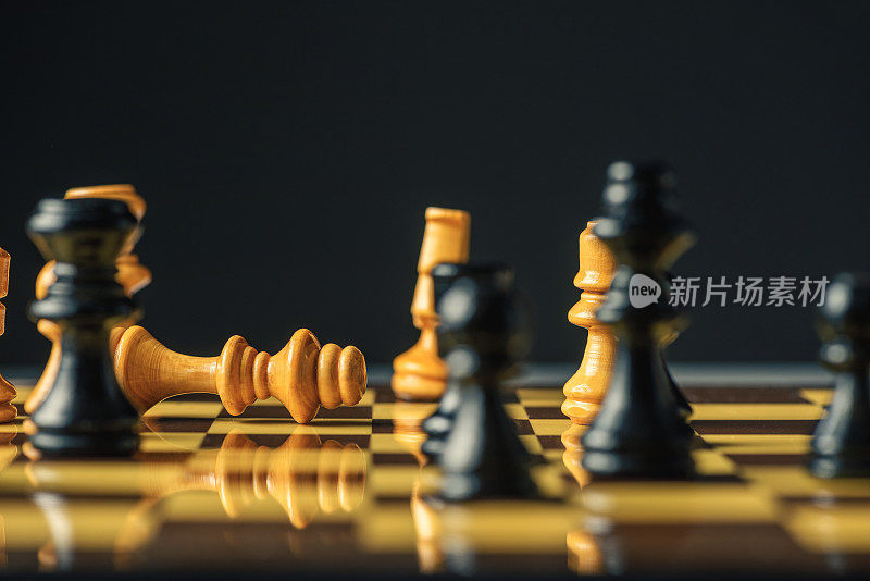 马面对面下棋。国际象棋的概念