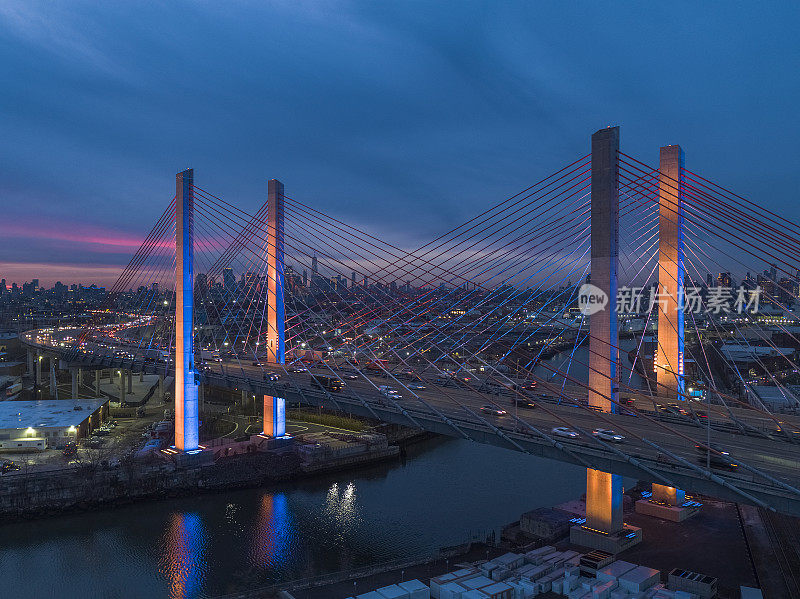 鸟瞰图的照明科修斯科大桥在黄昏，与曼哈顿和布鲁克林在威廉斯堡工业区的远景。