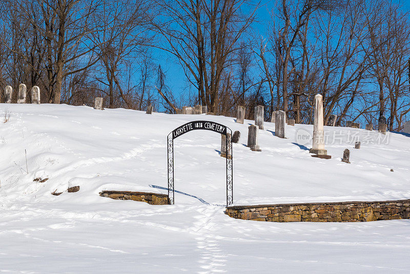 墓地入口在雪中