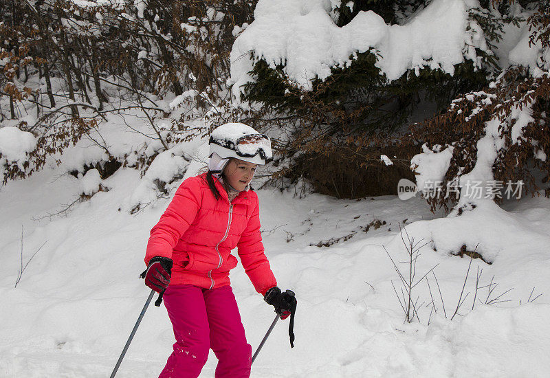 小女孩喜欢周末在雪地里玩