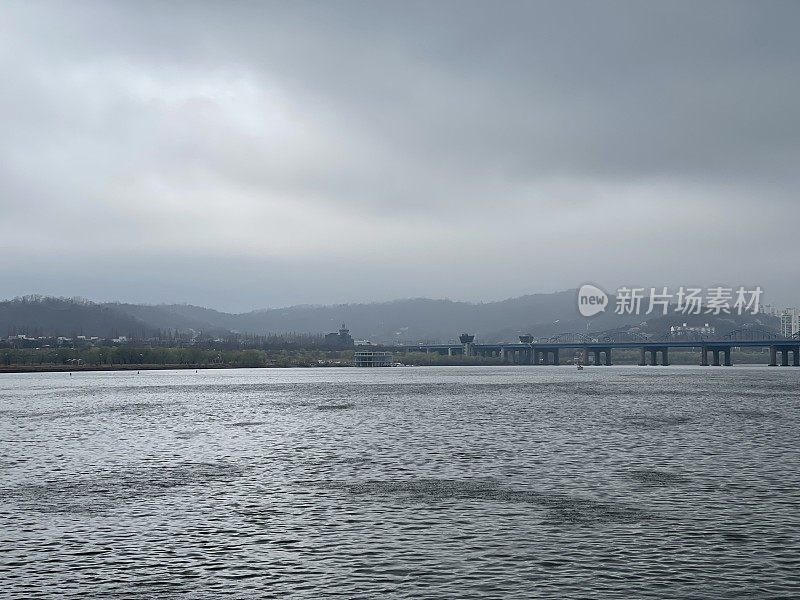 汉城汉江春雨日