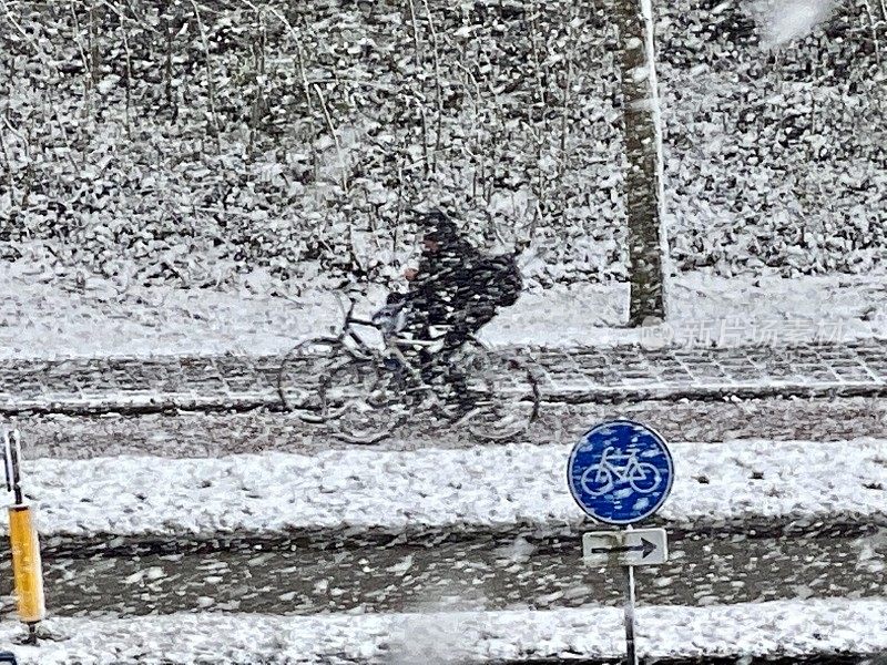 大雪中骑自行车的人