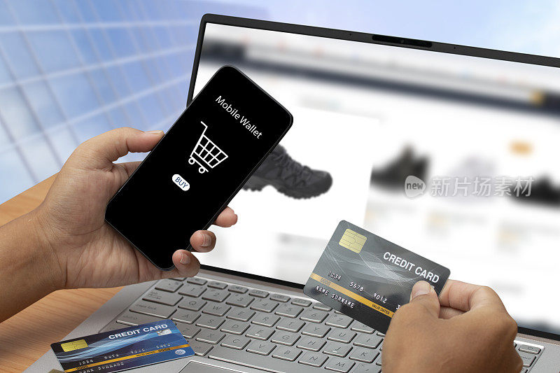 笔记本电脑上的网上购物网站。通过智能手机和信用卡购买。在线购物。网上商务服务理念。