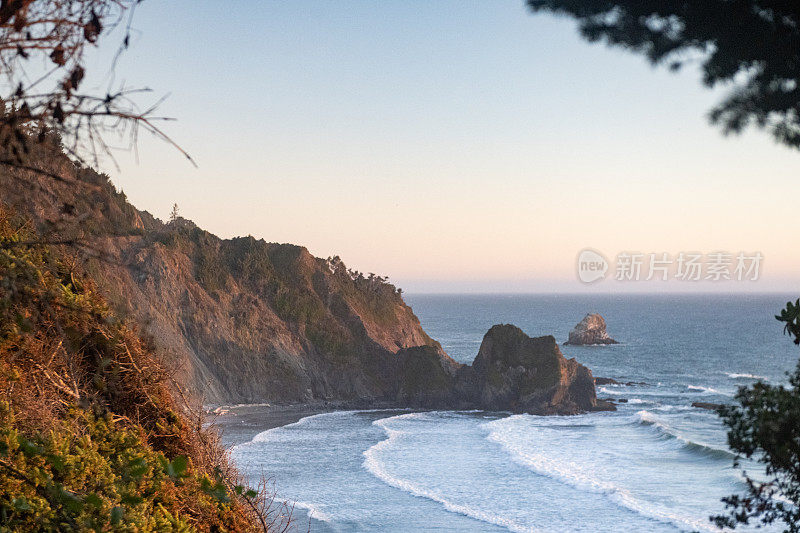 风景秀丽的海滩景观在红木国家公园美国加州