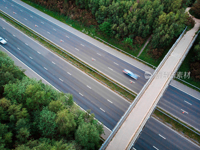 高速公路上车辆的模糊运动