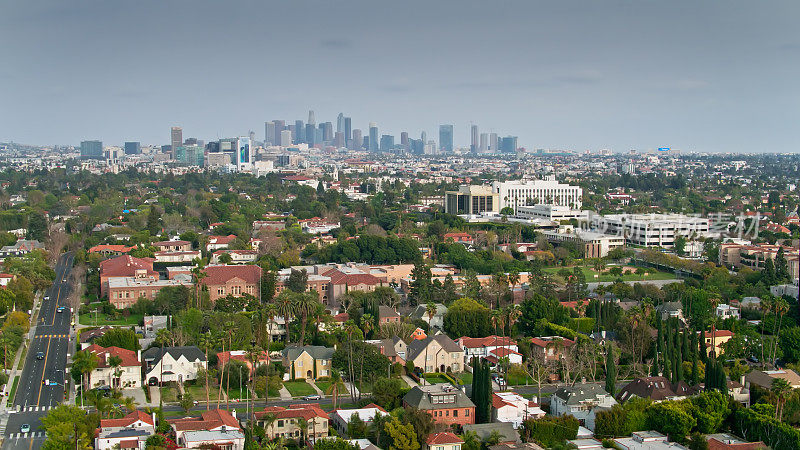 威尔希尔中部住宅和洛杉矶市中心天际线-空中