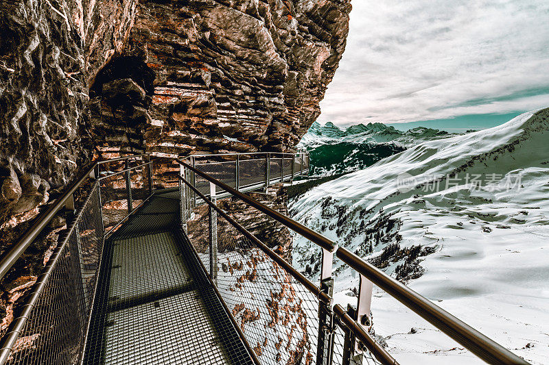 瑞士施瓦兹霍恩著名的格林德沃悬崖步道