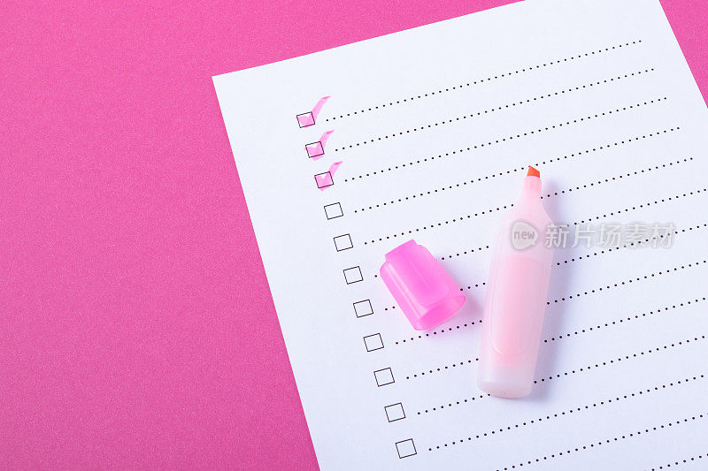 用粉红色标记的点和粉红色背景上的记号笔检查清单