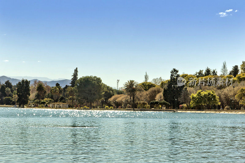 阿根廷门多萨市圣马丁将军公园的湖。