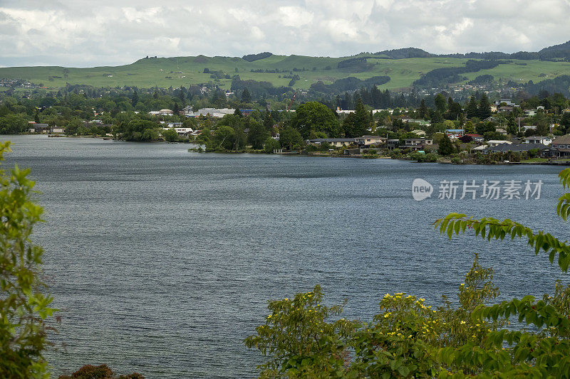 新西兰的罗托鲁阿湖和罗托鲁阿市
