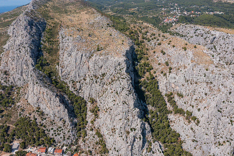 克罗地亚Omiš山脉的鸟瞰图