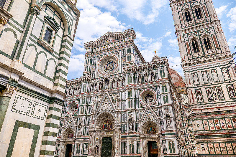 在历史悠久的佛罗伦萨中心，圣玛丽亚菲奥雷大教堂令人惊叹的景色