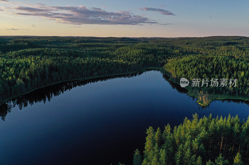芬兰湖自然美丽的日落，鸟瞰