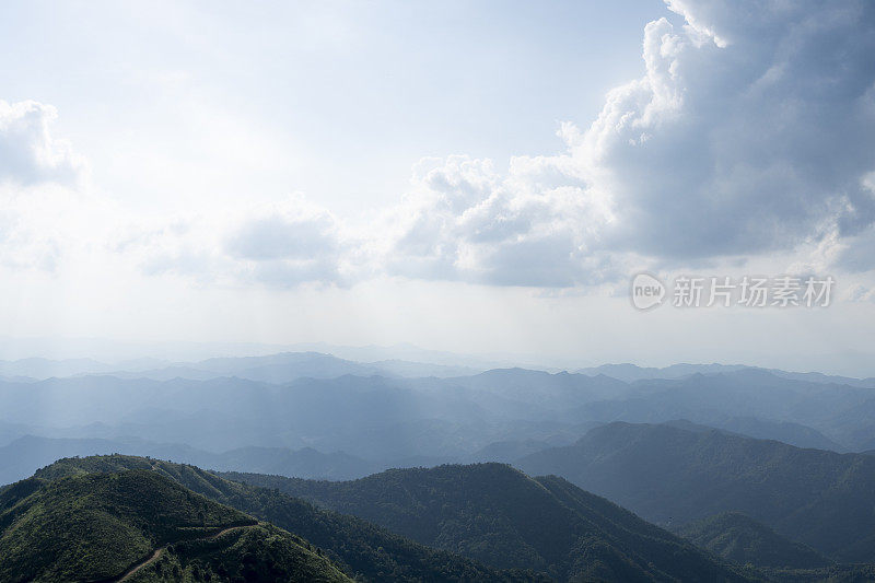 黄昏的光线穿过云层和山脉