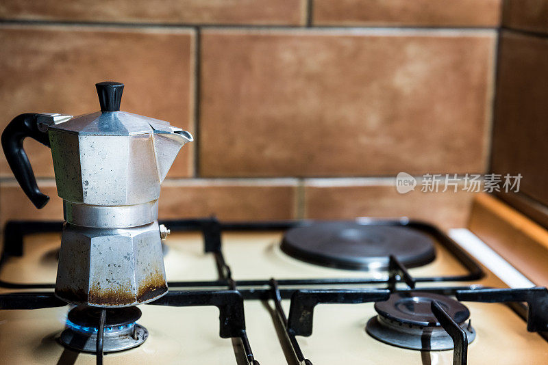 早晨咖啡-意大利浓缩咖啡机在炉子上