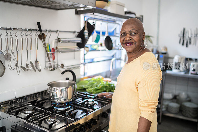 一位年长妇女在家里做饭的肖像