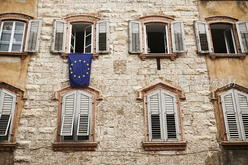 窗外悬挂着欧盟旗帜