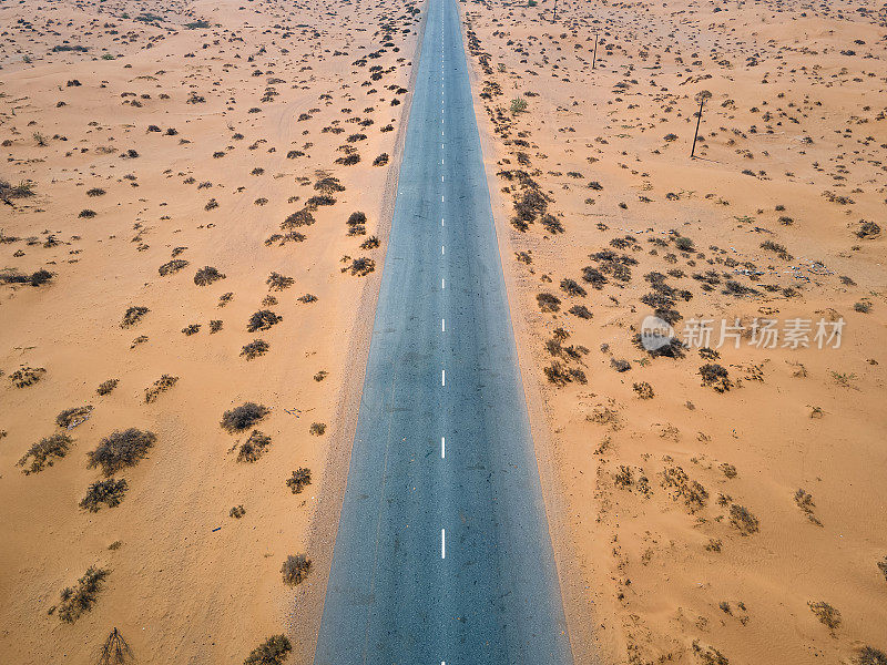 阿联酋风景优美的沙漠公路，无人机俯视图