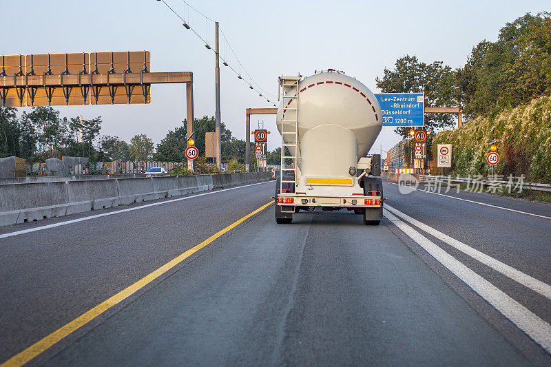 筒仓卡车在德国公路A1限速标志
