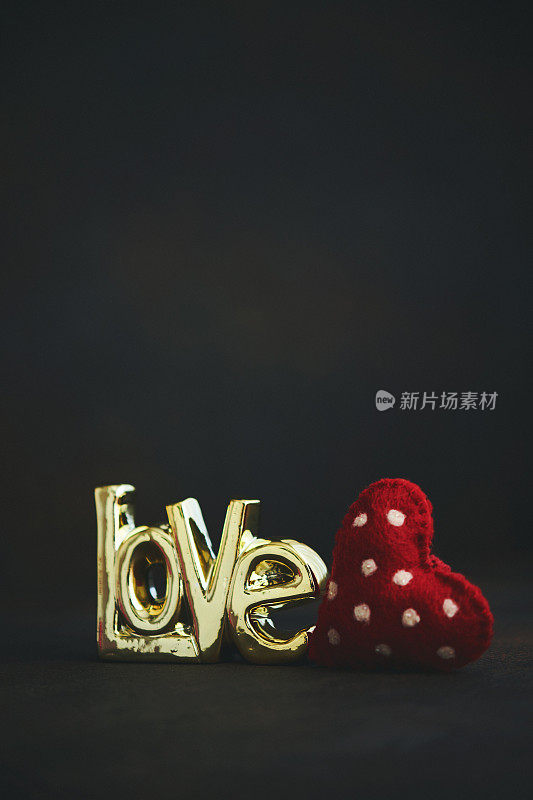 情人节背景与金色的爱的标志和红心